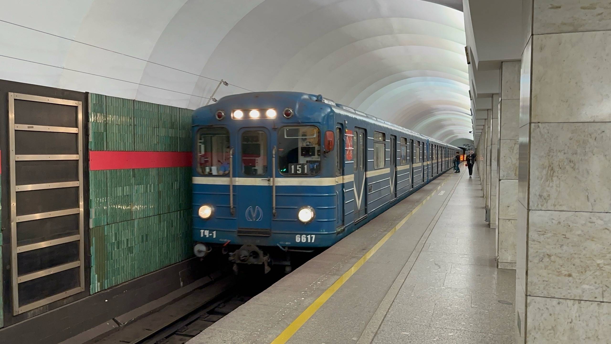 "Динозавр!" Метропоезд Ем-501/Ема-502 №151 на ст.м.Лесная, июнь 2025 года
