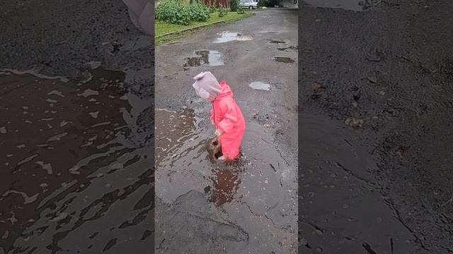 детское счастье прыгать по лужам 🌊💦