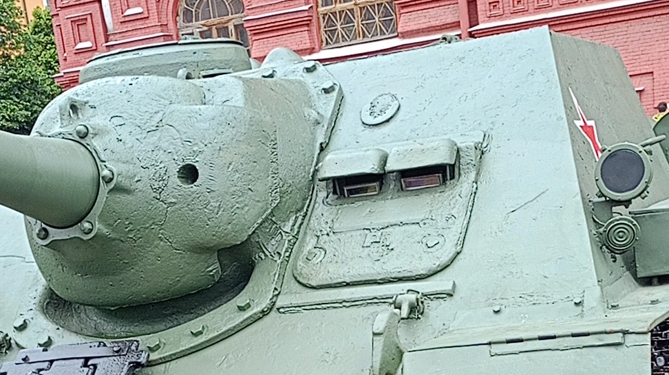 Красная площадь музей под открытым небом Москва СУ-1944 года, техника Второй мировой войны.