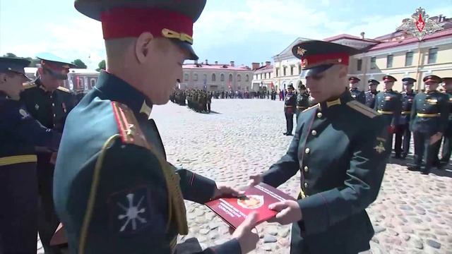 На Соборной площади Петропавловской крепости в Санкт-Петербурге состоялся выпуск офицеров ВИФК