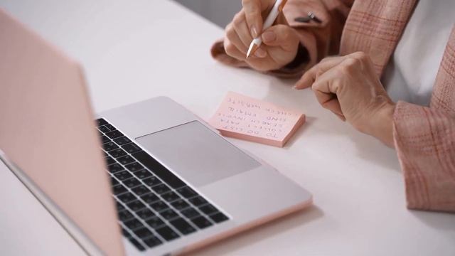 Чистое мышление в мире информационного шума.  Как фильтровать информацию и сохранить ясность.