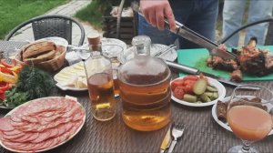 Сидим с бобром за столом 🐻