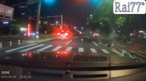 Автомобиль опрокинулся, столкнувшись с мотоциклистом в Китае