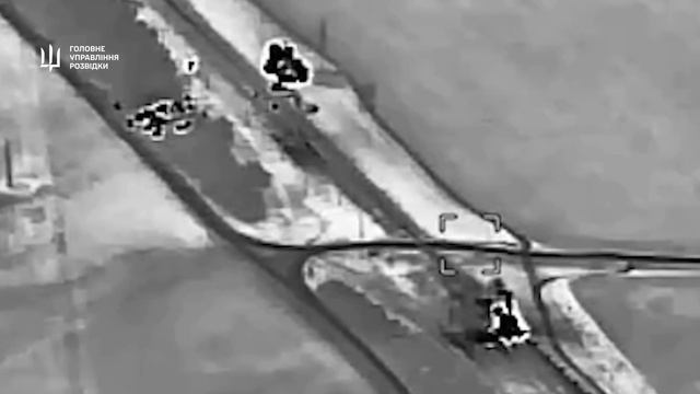 Удары украинских FPV-дронов по поезду с ГСМ в районе города Молочанск (западная окраина Токмака)...