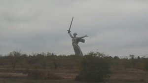 Памятник "Родина-мать" (Волгоград) - вид из окна поезда.