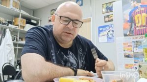 Мукбанг на работе. Куриные котлеты, картошка и фаршированные баклажаны. Подвиг Гули Королёвой.