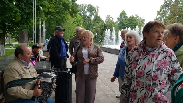 250622 песня От того ль эта боль Ветка сорвана завяла ель парк ПКиО город Орёл Жители г Орла поют