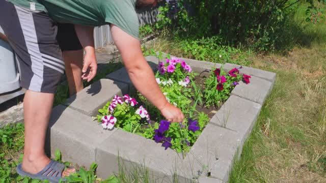 РОДИТЕЛИ ПЕНСИОНЕРЫ РАДЫ ПОЧИНИЛ СЫН САМ ДОРОГОЙ ВОДОНАГРЕВАТЕЛЬНЫЙ БАК УХОД ЗА ОГОРОДОМ