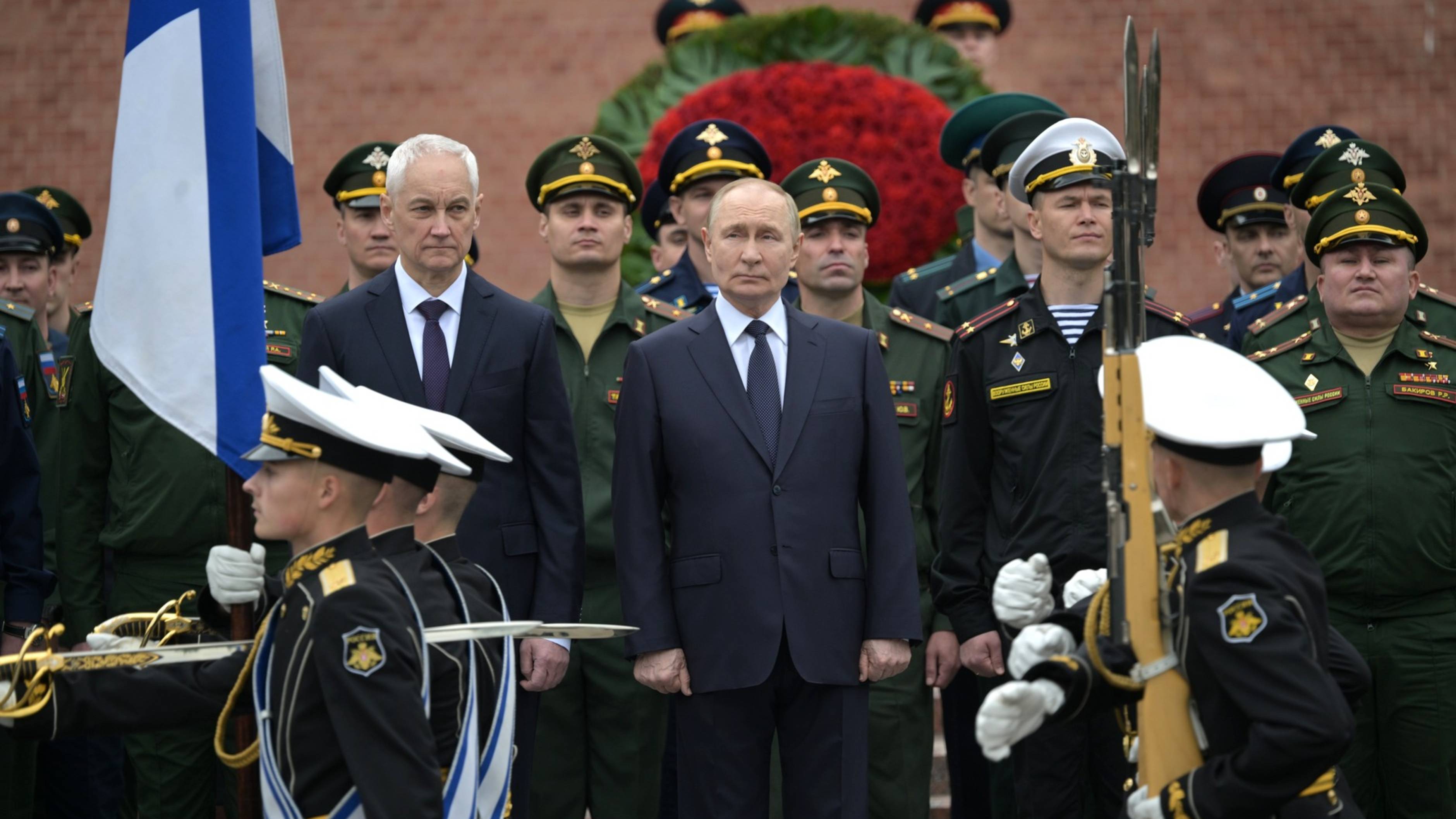 Владимир Путин возложил венок к Могиле Неизвестного Солдата у Кремлёвской стены, 20 июня 2025 года