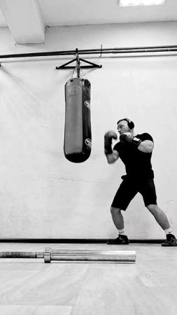 Спорт. Тренировки. Увлечение молодых. Это модно. Сын поддерживает спортивную форму.