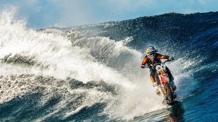 Гонки по воде на мотоцикле 🏍️
