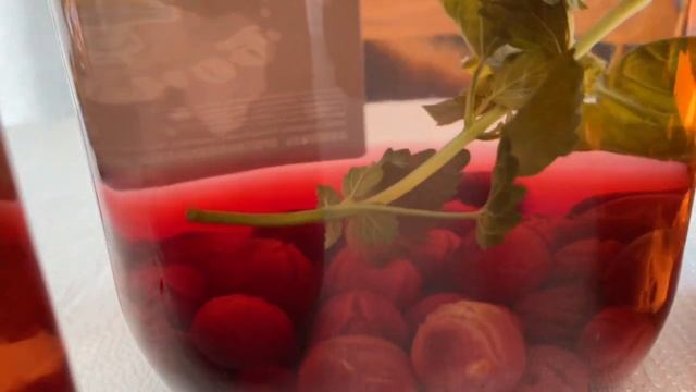 Мохито.Клубнично-вишневый компот ,с мятой и лимоном.🍓🍒.mp4