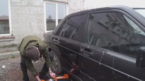 93 мерседес 190 - даня выставил зазоры дверей и доработка рашен запчастей
