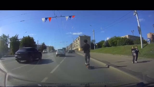 К обочине прижмись! В Иваново водитель "докопался" да самокатчика