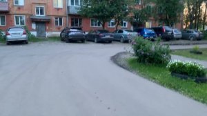 Walking through the beautiful village: прогулка во дворе