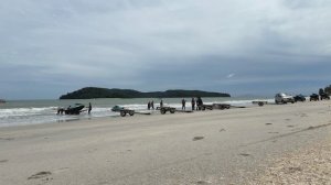 Волны на пляже Пантай Ченанг, о. Лангкави