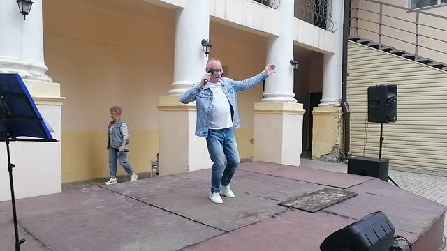 Сергей Буторин с песней Юры Шатунова в культурном дворике, дк Россия