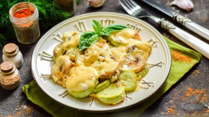 Вкуснятина-простятина. КАБАЧКИ, ЗАПЕЧЁННЫЕ С ГРИБАМИ, ПОД СМЕТАНОЙ И СЫРОМ