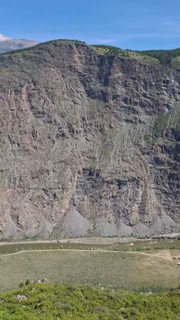 Утро в Чулышманском каньоне: Вид с горы 🌄🏞️