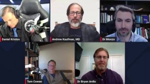 Доктор Эндрю Кауфман и доктор Том Коуэн обсуждают змеиный яд с доктором Брайаном Ардисом