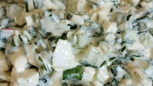 Салат с луком и яйцом.