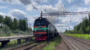 Тепловоз 2ТЭ25КМ-0451 с грузовым поездом