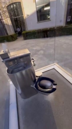 🚽 Туалет с полупрозрачными стенами в Риме

Это художественная инсталляция «Не упустите ни секунды»