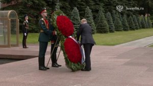 Владимир Путин возложил венок к Могиле Неизвестного Солдата у Кремлёвской стены в День памяти и скор