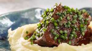 Это блюдо есть во всех ресторанах. Самое популярное мясо в мире. Говяжьи щёчки