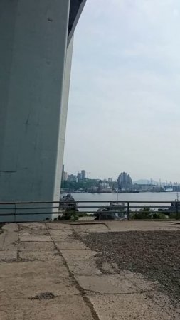 Под Золотым мостом во Владивостоке
