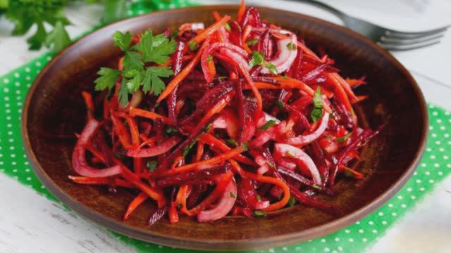 Быстрый салат из моркови и свёклы с маринованным луком