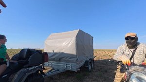 После "крушения" пастух Эдик разрешил постоять с автодом и прицепом на своем поле. Автодом "Урал".