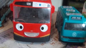 Мальчик Матвей показывает свои автобусы