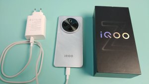 За сколько зарядится IQOO Z10 с батареей 7300 мАч и зарядкой 90 Вт?