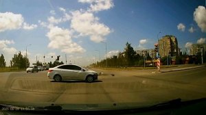 "Вот куда рванул, ****?" Момент ДТП с перевертышем в соседнем Омске