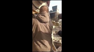 Откручивание/закручивание болтов крышки буксы подшипников вала маятника на дробильной установке