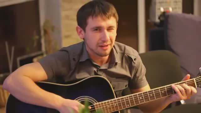 Парень нереально спел под гитару...