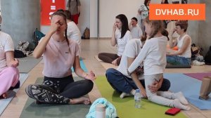 Жужжали как пчелы и лежали в шавасане: в Хабаровске прошел 11 фестиваль йоги