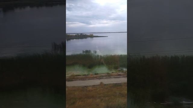 Вид из окна поезда #5. Саратов. Волга