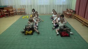 Играем с детьми. Передаем кубики назад сидя на полу.