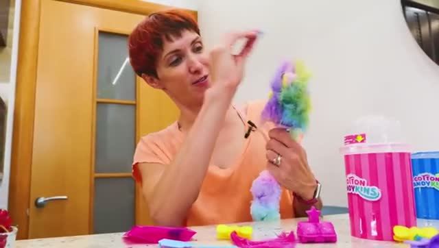 Маша Капуки играет в дочки матери с Cotton Candy Candykins – Веселые видео про игрушки для детей