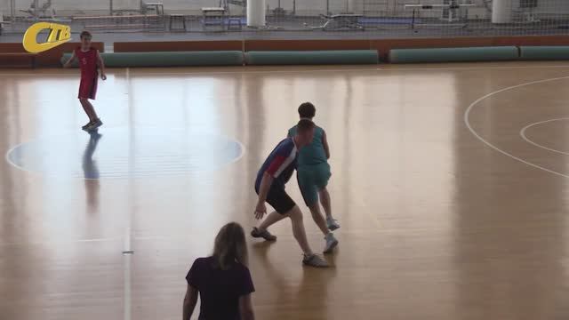 ЖЕЛЕЗНОГОРСКИЕ ПОЛИЦЕЙСКИЕ И СЛЕДОВАТЕЛИ СЫГРАЛИ В БАСКЕТБОЛ С КОМАНДОЙ СШОР