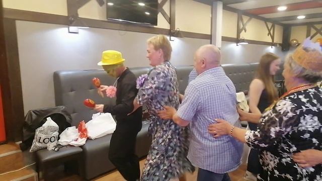 Вечер в кафе-баре "Кочегарка" выступил Джим Керри смотреть онлайн