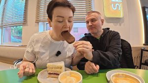 Мукбанг теперь мы ЛУХАРИ) Вован ПРИГЛАСИЛ меня в КАФЕ, поесть ПП тортиков) Гуляем Влог