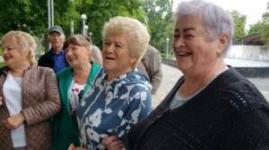 250622 Любовные страдания это вид частушек Частушки поют жители Орла у фонтана парк ПКиО город Орёл