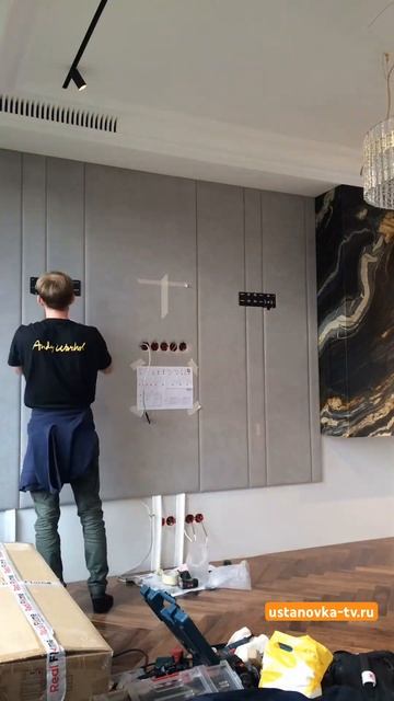 Пример установки телевизора Samsung 85 дюймов на кронштейн Samsung WMN-B50EB.