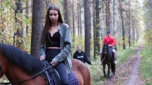 Прогулка по лесу верхом на лошадях