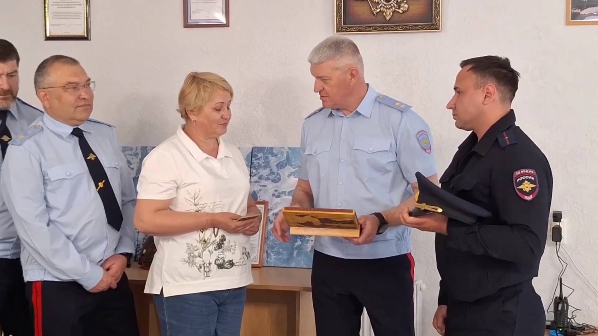 Ирина Волк: В Херсонской области полицейские вернули местной жительнице похищенные медали ее деда