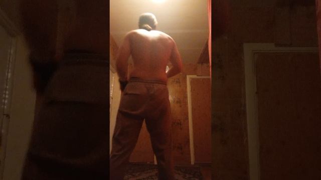 Отрабатываю серию ударов одной рукой