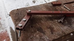 Простое ПРИСПОСОБЛЕНИЕ для быстрой стяжки досок пола своими руками.